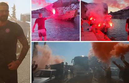 Veličanstven doček za Hajduk: Torcida je 'zapalila' Dubrovnik, a Livaja izašao iz busa proslaviti