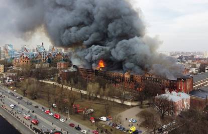 Veliki požar zahvatio povijesnu tvornicu u Sankt Peterburgu, vatrogasac poginuo pri gašenju
