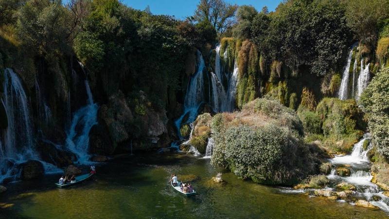 FOTO Znate li za ovaj prirodni biser kod Ljubuškog? Vodopad Kravica i dalje vrvi turistima
