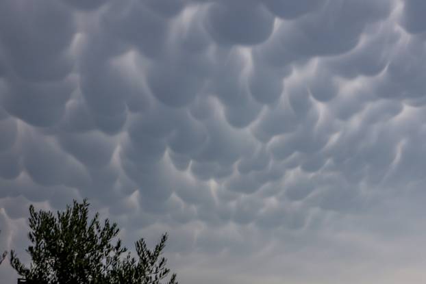 Mammatus oblaci nad Zadrom