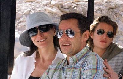 Sarkozy isti prsten kao i Ceciliji dao i Carli Bruni