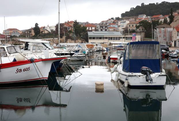 Šibenik: Jugo potopilo Dolac, cijela riva je pod morem