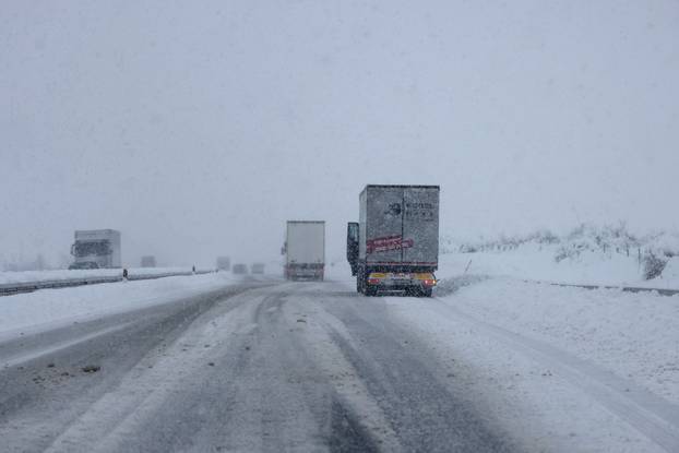 Gospić: Zbog gustog snijega otežani uvjeti vožnje na autocesti