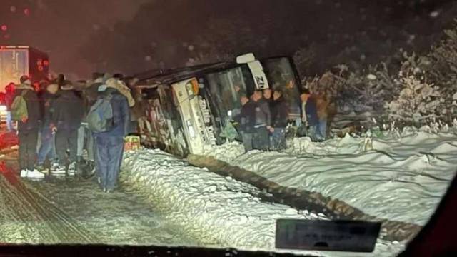 U Srbiji se prevrnuo autobus kosovskih registracija pun putnika, 17 ljudi ozlijeđeno