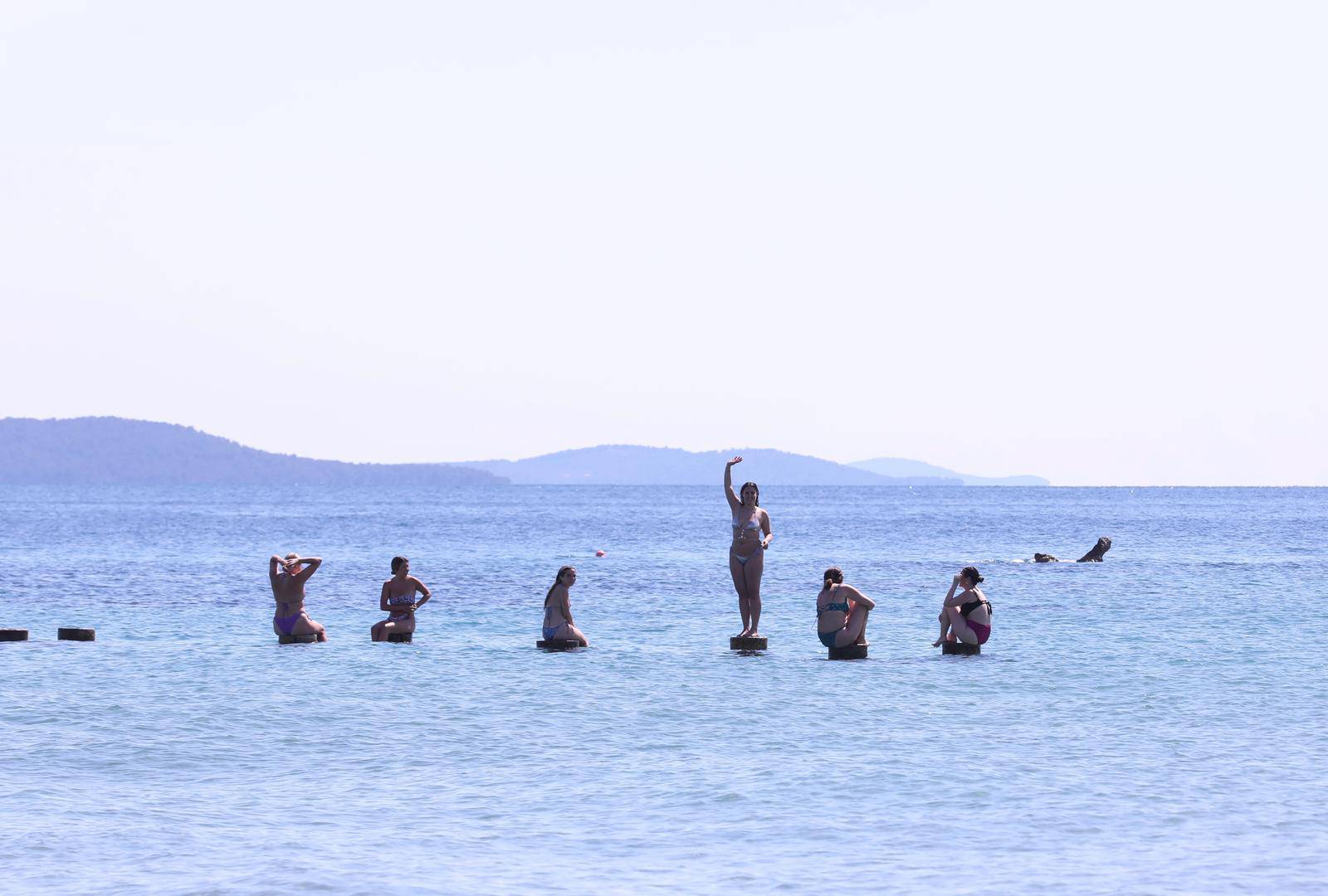 Split: Sunčanje i kupanje tijekom toplog dana na plaži Bačvice