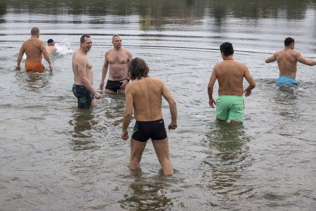 Osijek: Tradicionalno kupanje i picigin u rijeci Dravi