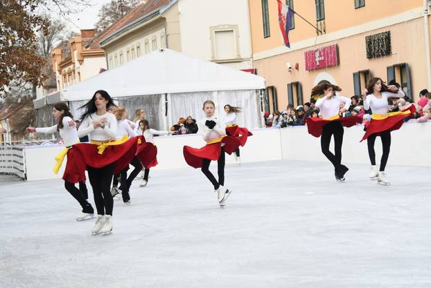 Na otvorenju klizališta u Bjelovaru glavna atrakcija bili su zagrebački klizači i bjelovarski hokejaši