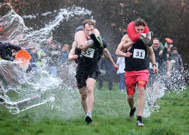 Utrka nošenja supruga u Dorkingu