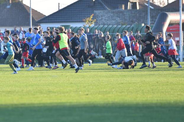 Bjelovar: Gledatelji po završetku susreta pohrlili na teren u nadi da će uspjeti dobiti dres ili bar selfie s igračima Hajduka 