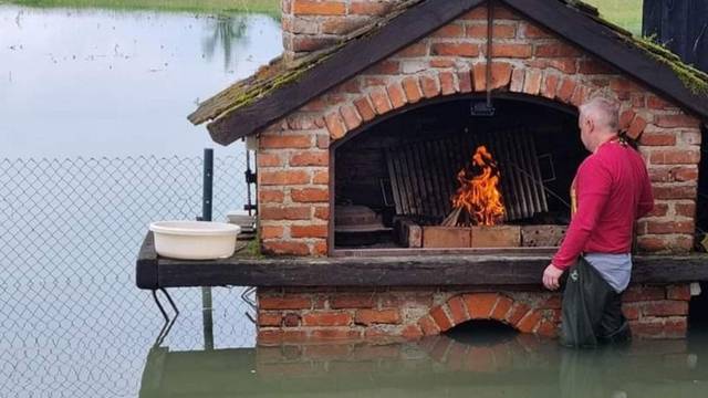 FOTO I u muci s pozitivom: U Gradecu naložio vatru za roštilj, a oko njega sve  poplavljeno...