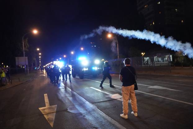 Policija i vojska suzavcima rastjerala okupljene prosvjednike u Novom Beogradu