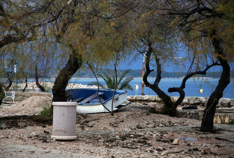 Tuga u Brodarici: Spašavao je brodicu, kći ga izvukla mrtvog