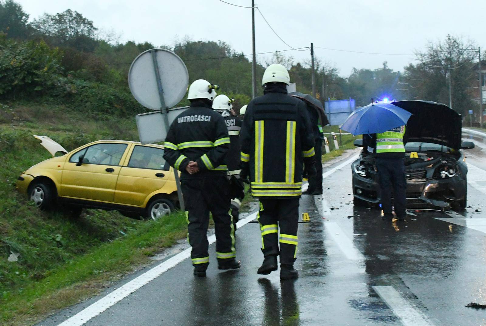 Žažina: Jedna osoba poginula u sudaru dva osobna vozila