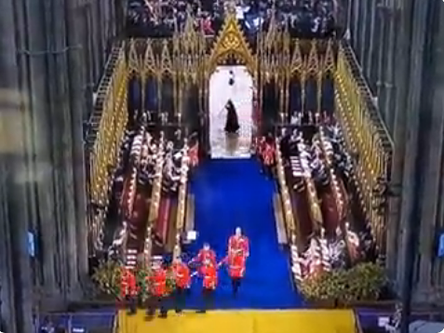 Meghan, Diana ili netko treći? Iz opatije otkrili tko je misteriozna i zastrašujuća figura s krunidbe