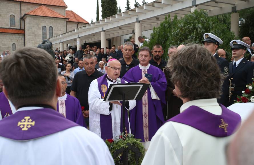 Imotska krajina oprostila se od svoga komodora Ivice Tolića