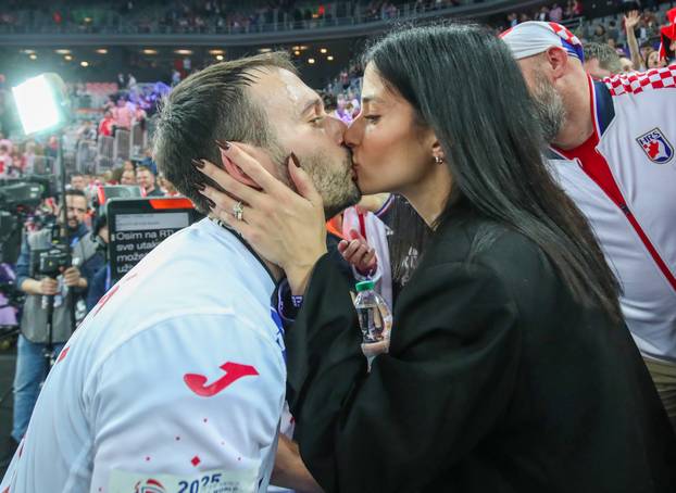 Ivan Martinović proslavio pobjedu nad Islandom poljupcem svoje supruge Miriam 