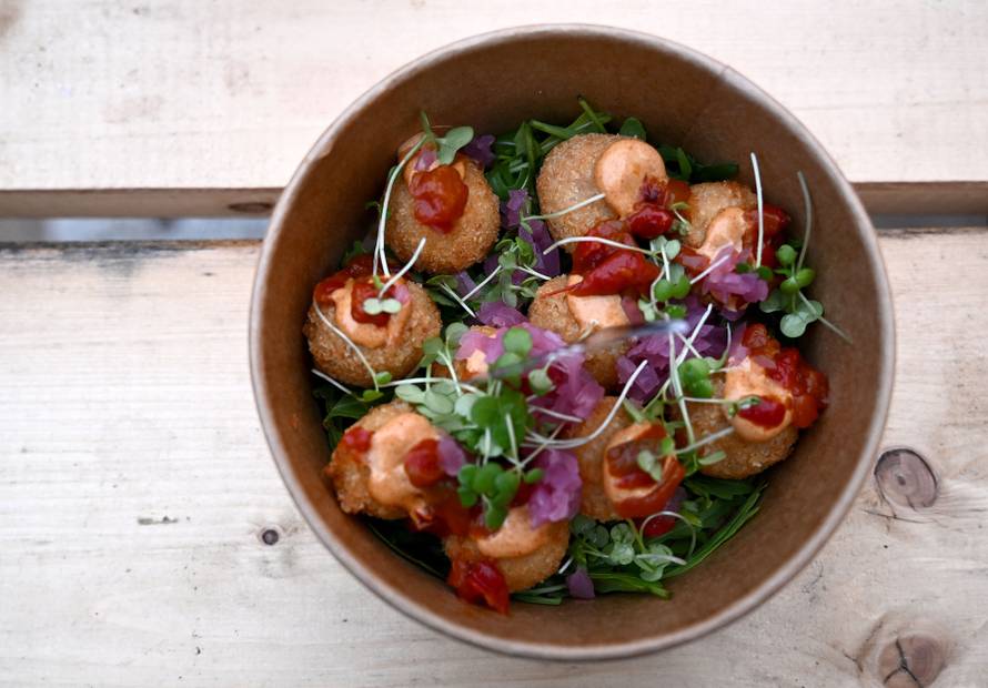 Veliki gastro vodič po Adventu u Zagrebu: Evo gdje pojesti dobre fritule i kobasice i za koji novac