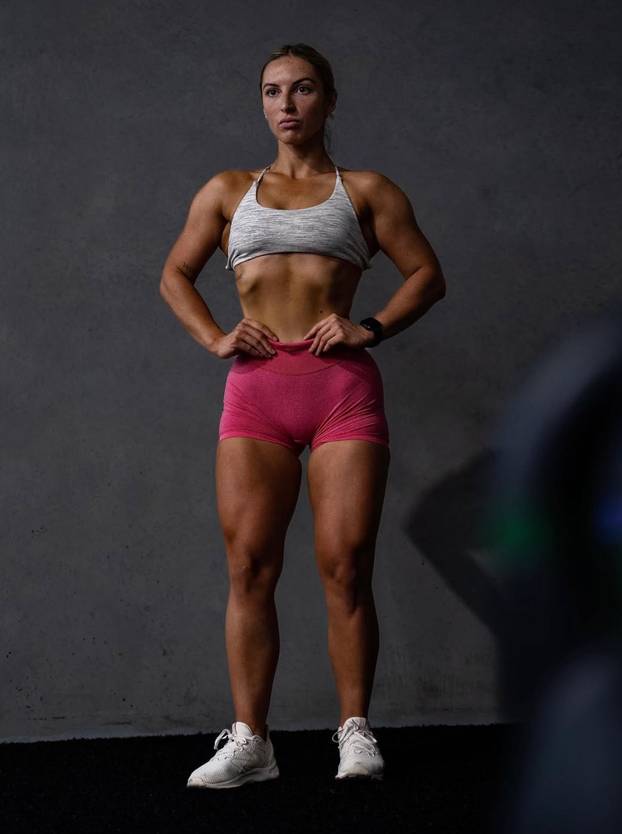 Ona diktira pravila u fitnessu - pa pogledajte samo te noge!