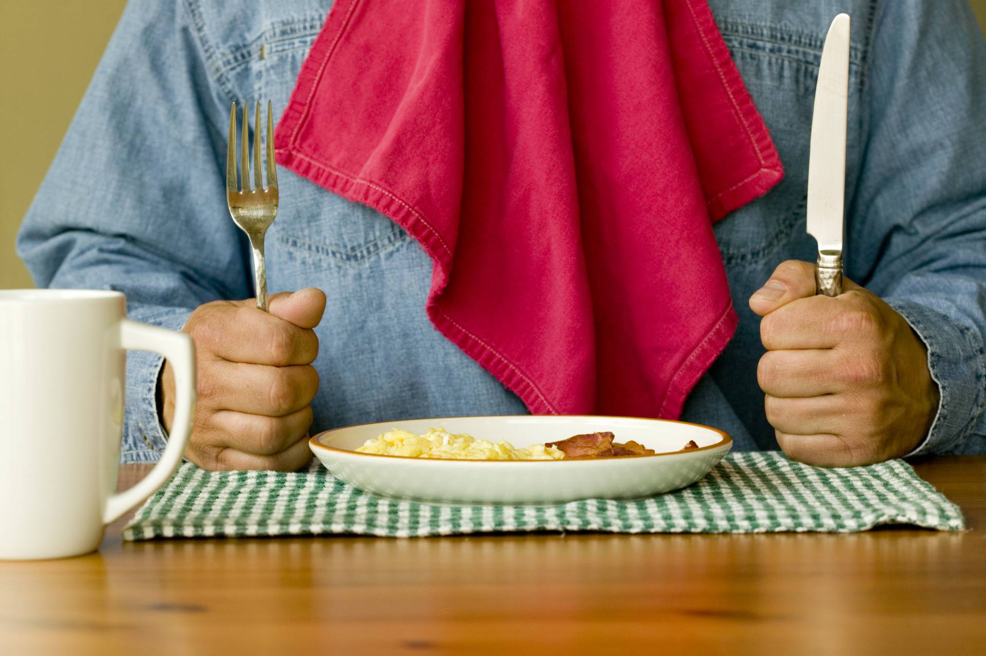 не ложите локти на стол во время еды