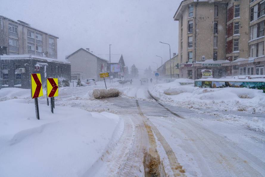Korenica: Jako snježno nevrijeme stvorilo velike probleme u prometu