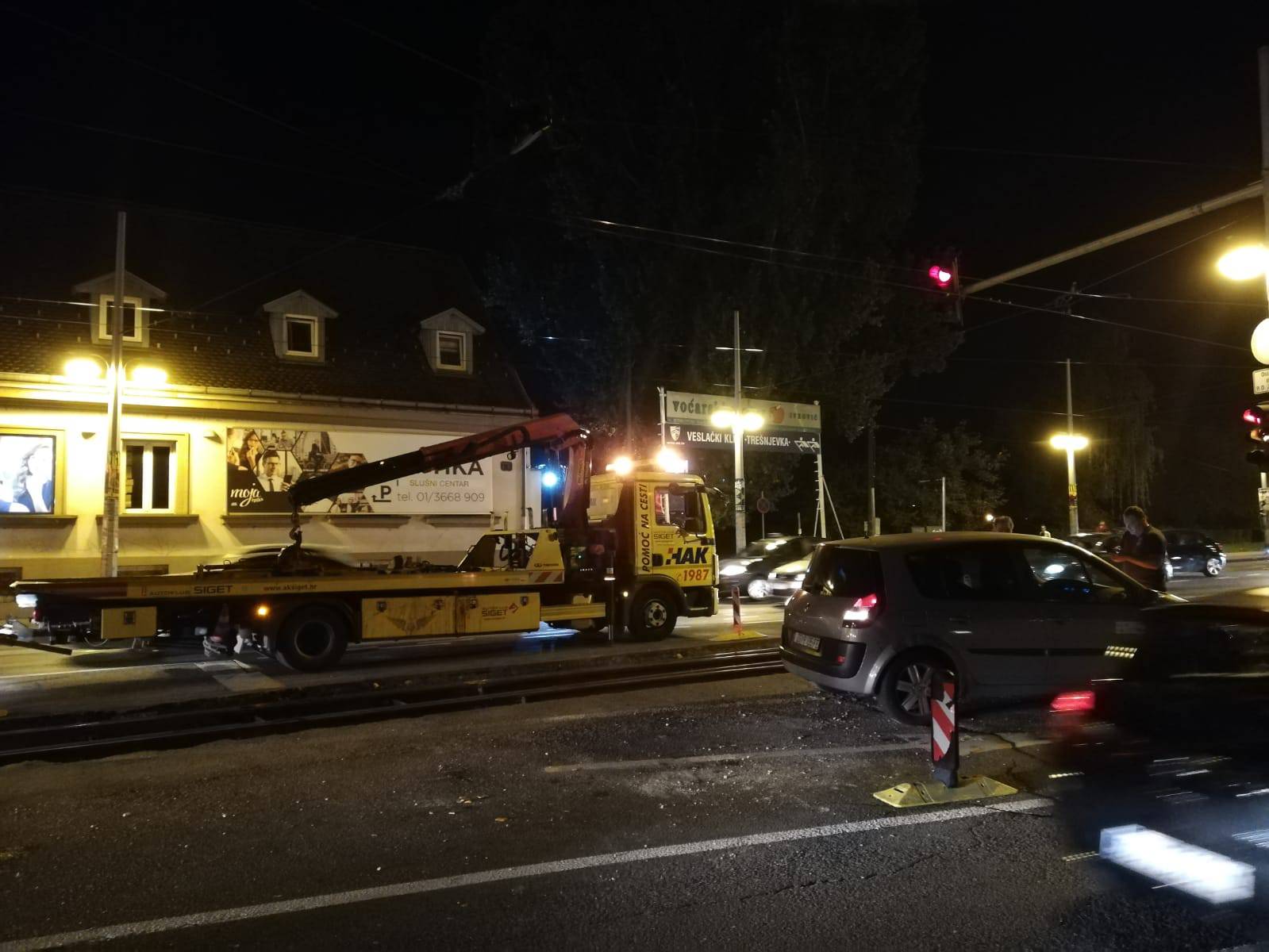 Kolaps u Zagrebu: Nije vidio semafor, autom pao u tračnice