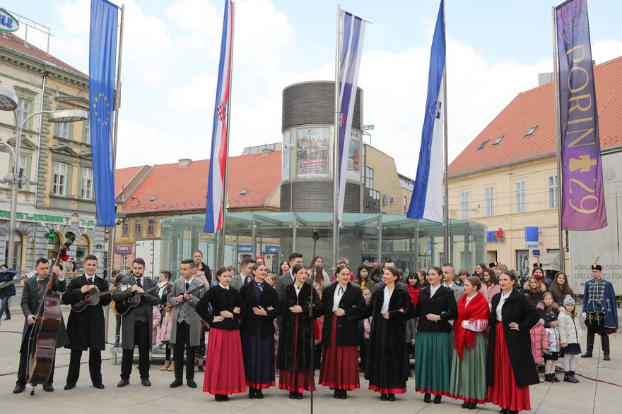 Osijek: Službenim podizanjem zastave počeo je Tjedan Porina