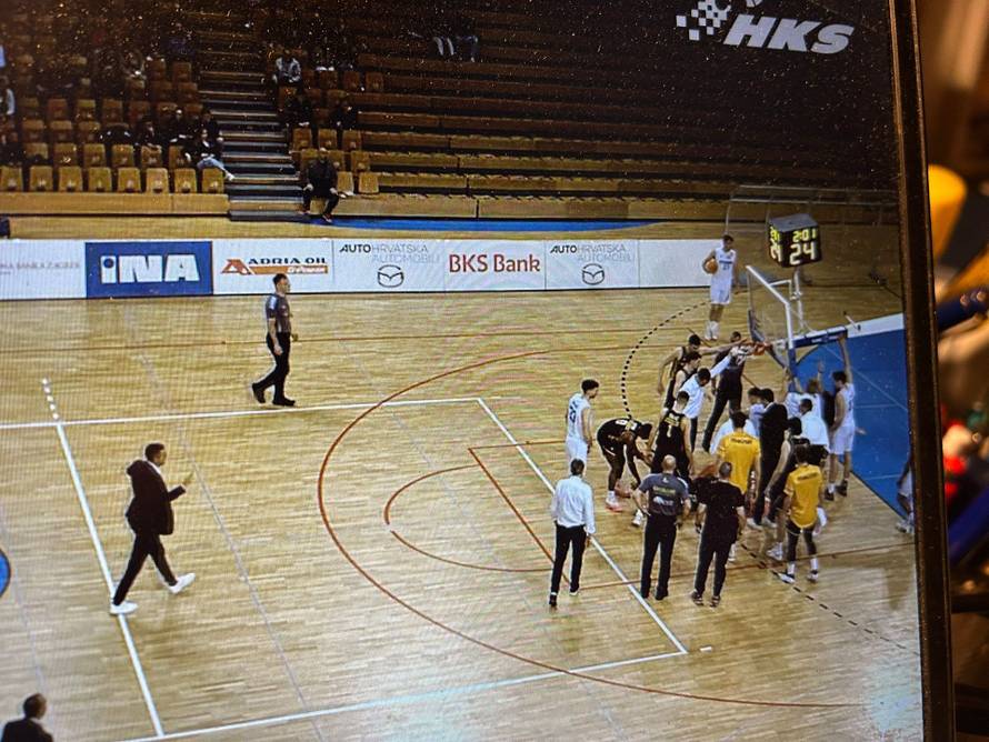 VIDEO Umalo tragedija u Rijeci: Konstrukcija koša pala po igraču Splita! Pogledajte ružne scene