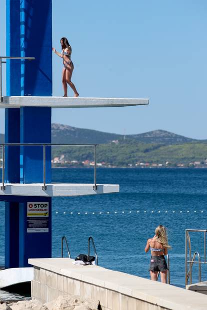 FOTO Zadrani iskoristili lijep dan i toplo more za kupanje