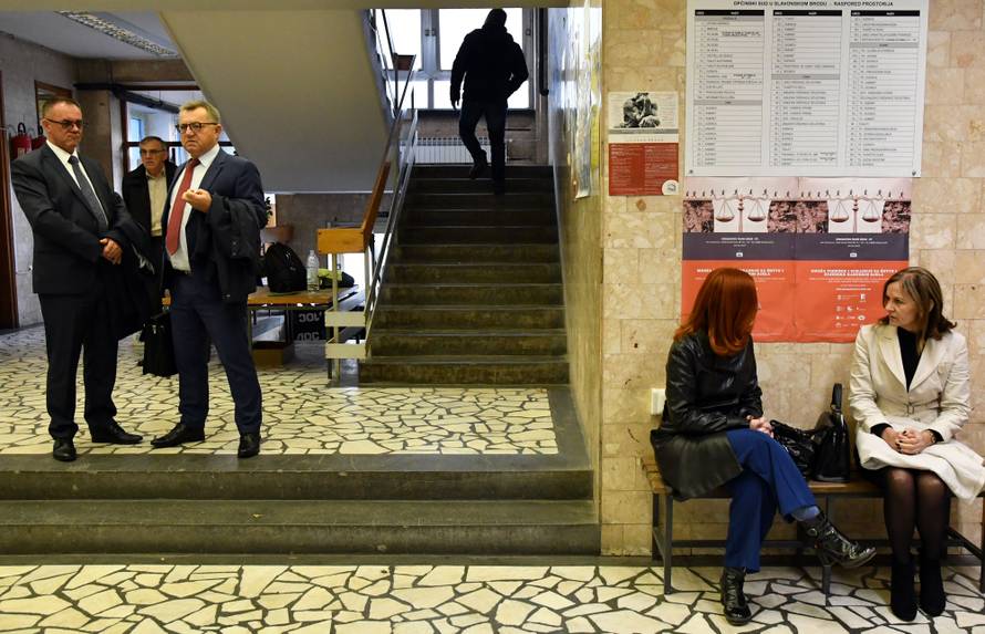 Narod ne smije vidjeti kakve su si SMS-ove slali Mare i Alojz?