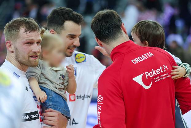 FOTO Mandić plače s djetetom u rukama, Martinović i Karačić ljube supruge. Pogledajte feštu