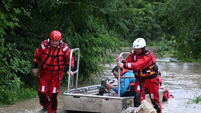 Drenje Brdovečko: Civilna zaštita i HGSS spašavaju životinje iz poplavljenjih domova