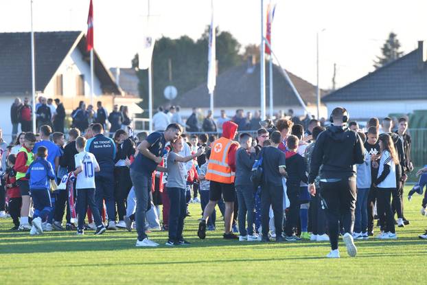 Bjelovar: Gledatelji po završetku susreta pohrlili na teren u nadi da će uspjeti dobiti dres ili bar selfie s igračima Hajduka 