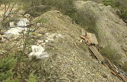 Tvrtka je otrovni otpad bacala u jamu kraj Drniša 