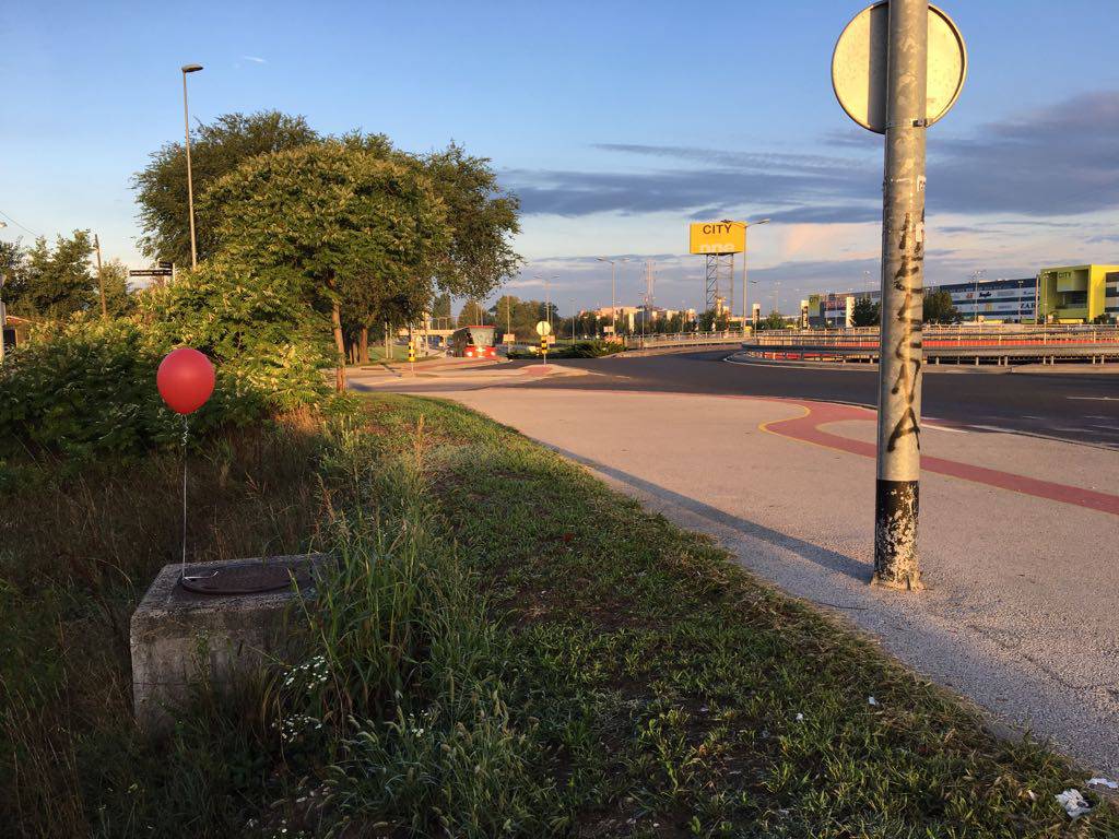 Zagrepčane ujutro na ulicama dočekali jezivi crveni baloni...