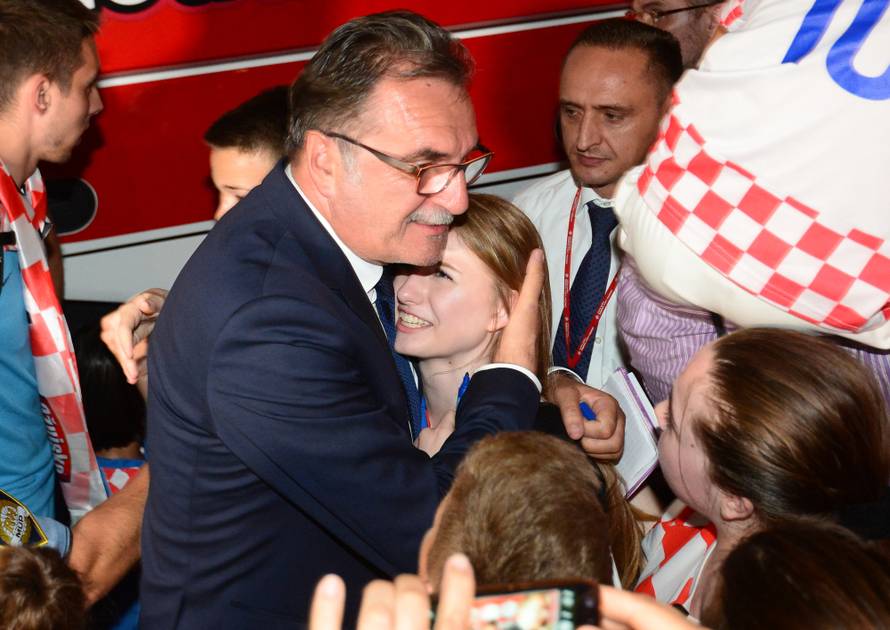 Tisuće ljudi dočekale 'vatrene'! Navijači skandirali Anti Čačiću