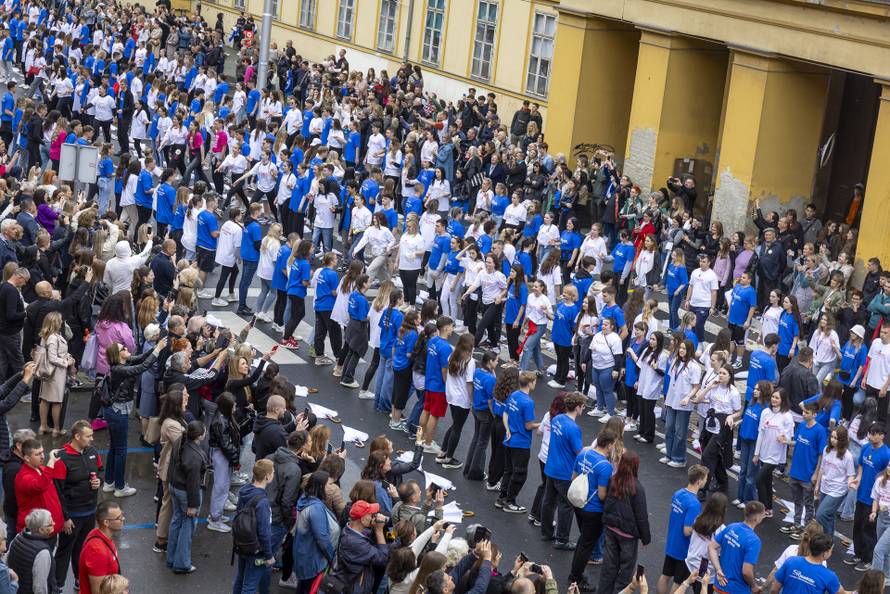 Osječki maturanti unatoč lošem vremenu plesali quadrillu u centru grada