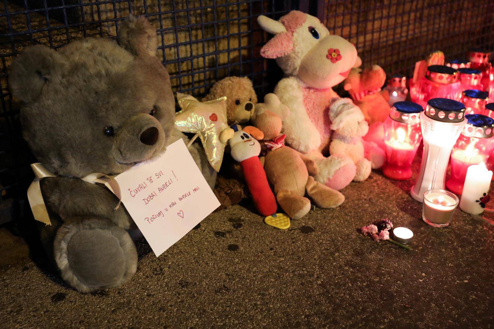 Zagreb: Građani ostavljaju plišane igračke ispred bolnice za preminulu djevojčicu