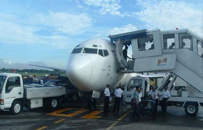 Sudar Boeinga 737 i teleta pri slijetanju u Indoneziji