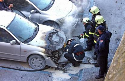 Vatrogasci gasili zapaljenu Mazdu kraj mosta u Zadru