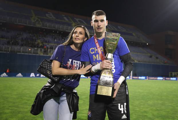 Nogometaši Dinama ponosno pozirali sa svojim obiteljima