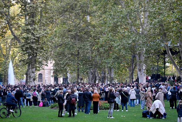 Zagreb: Brojni građani se okupili na Zrinjevcu u čast Halida Bešlića