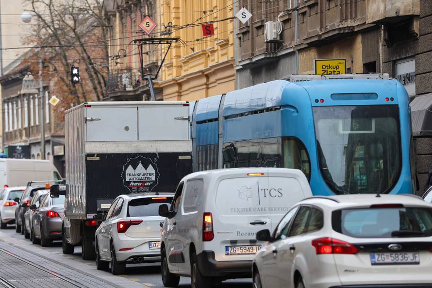 Zagreb: U Ilici zbog sudara tramvaja i autobusa zaustavljen tramvajski promet