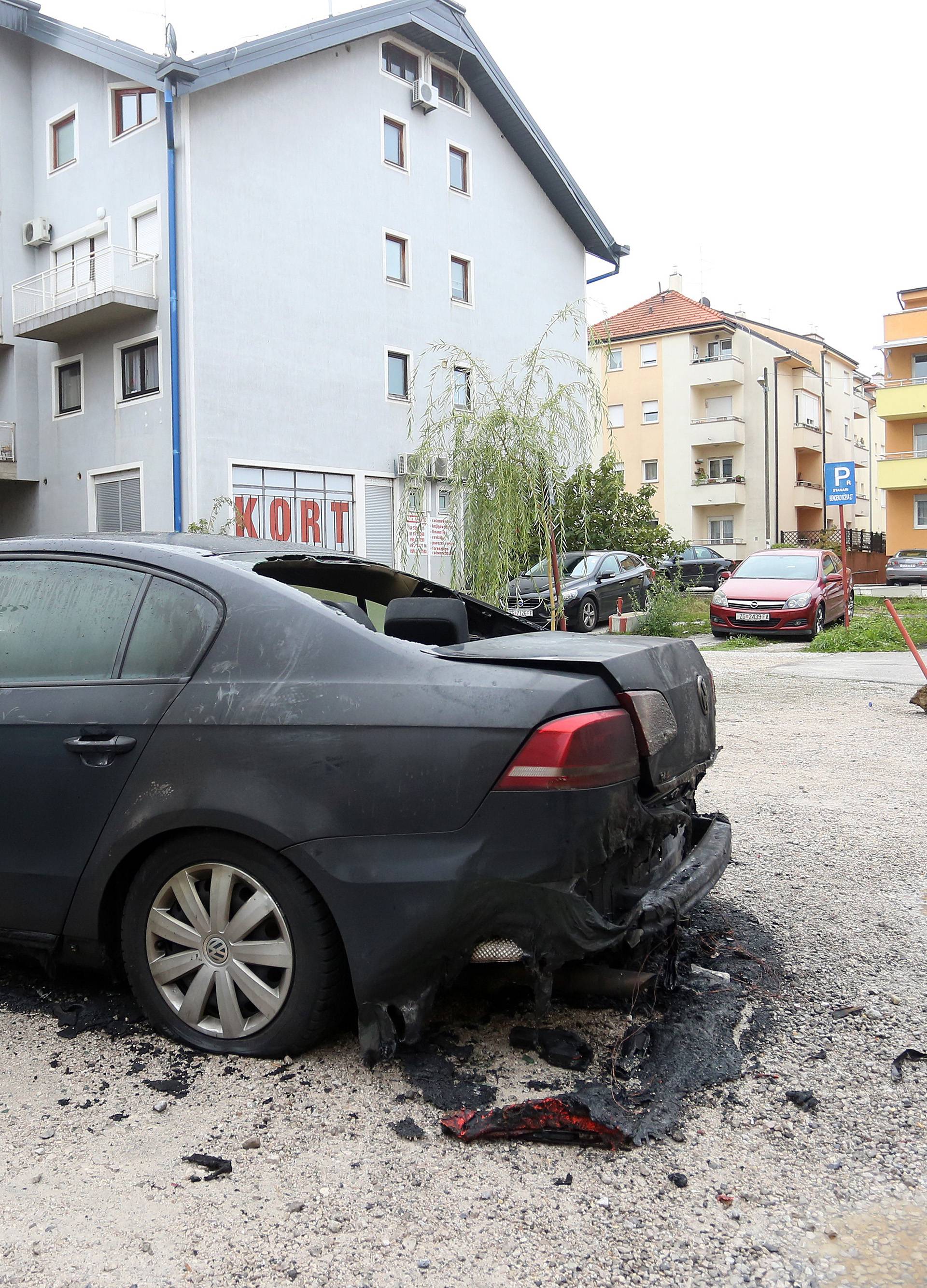 Požar podmetnut? Na Kajzerici izgorio Passat, istraga u tijeku