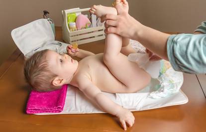 Mama otkrila predobar trik za mijenjanje pelena veselih beba
