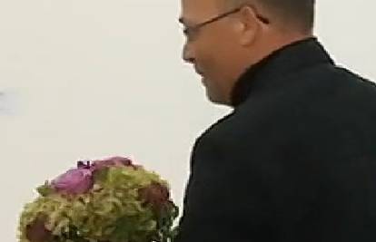 Kavalir Hasanbegović dočekao svoju nasljednicu s cvijećem