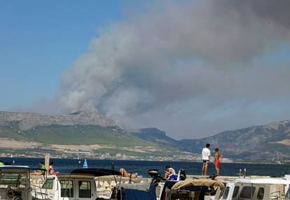 FOTO Ovako izgleda požarište u Solinu: S vatrom se bori više od 100 vatrogasaca i 4 kanadera