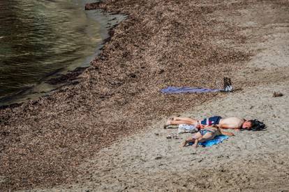 Fotogalerija s hrvatskih plaža: Diljem obale i dalje se kupaju