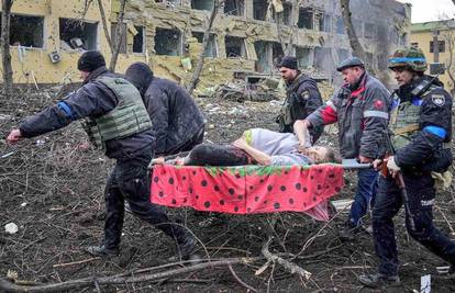 Tuga u Mariupolju: Trudnica i njena beba preminule su nakon ruskog bombardiranja rodilišta