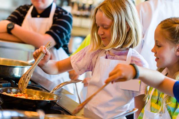 Kids,Learning,How,To,Cook,In,A,Cooking,Class.