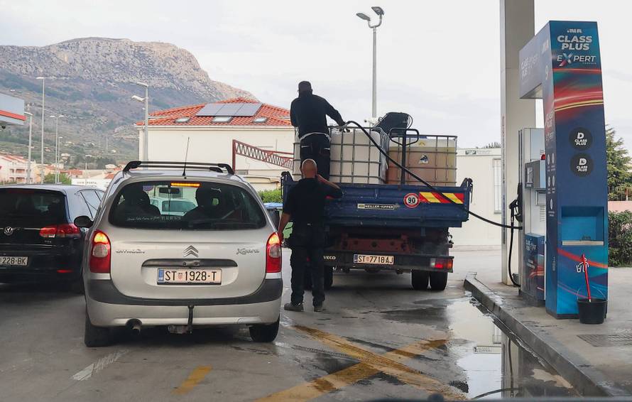 Kaštela: Gužve na benzinskim postajama zbog povećanja cijena goriva
